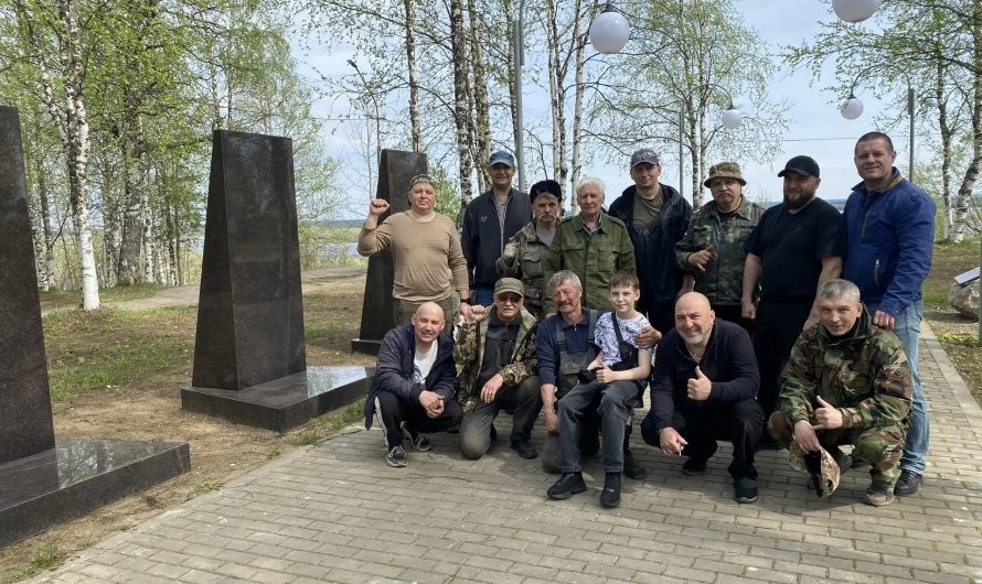 Установлены еще две гранитные стелы