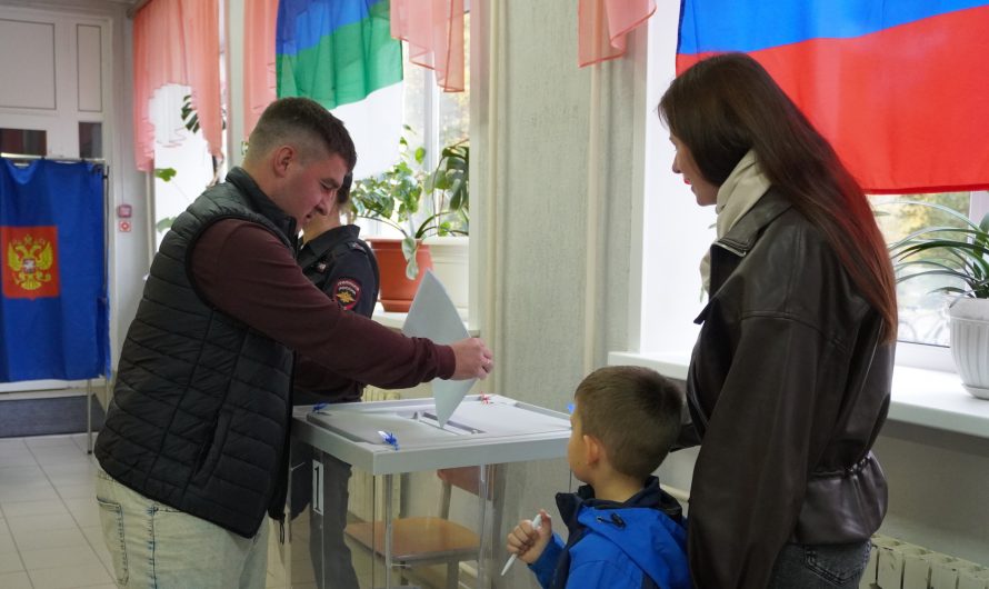 В Печоре продолжается голосование на выборах депутатов Государственной Думы Федерального Собрания Российской Федерации девятого созыва и дополнительных выборах депутатов Совета городского поселения «Печора» пятого созыва. Своим примером жители показывают: выборы – это дело каждого.